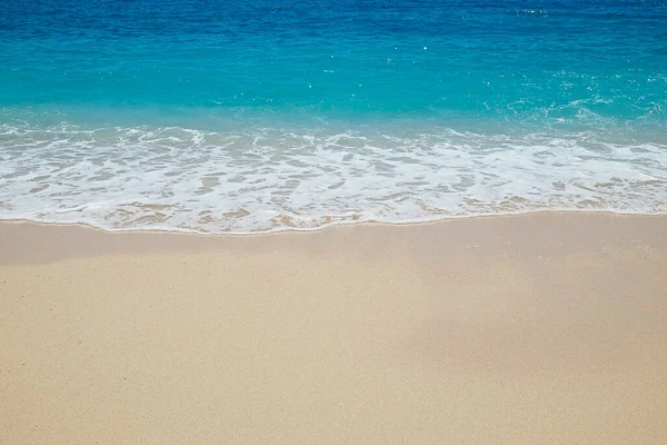 Weiche Meereswellen Mit Schaum Lecken Den Schönen Goldenen Sandstrand Einem — Stockfoto