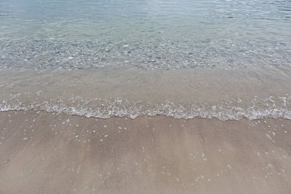 Draufsicht Aufnahme Von Weichen Wellen Lecken Sandigen Strand Ufer Bewölkten — Stockfoto