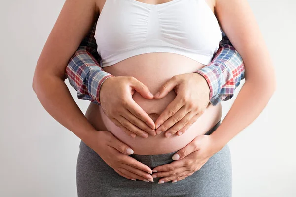 Foto Ravvicinata Giovane Che Abbraccia Moglie Incinta Dietro Formando Una — Foto Stock