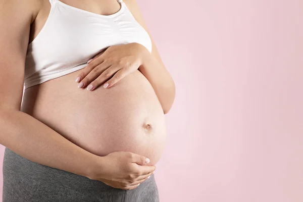 Hamile Kadının Destekleyici Kusursuz Hamile Sütyeni Gri Yoga Pantolonu Giydiği — Stok fotoğraf
