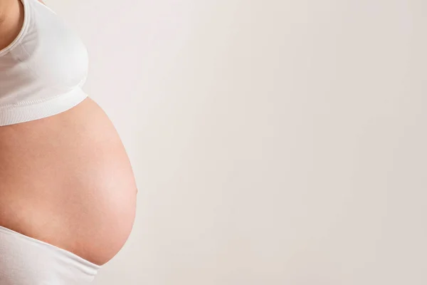 Gros Plan Femme Enceinte Portant Soutien Gorge Maternité Sans Couture — Photo