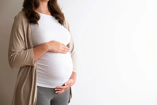 Hamileliğin Üçüncü Ayında Güzel Bir Kadının Portresi Kollarını Karnına Dayamış — Stok fotoğraf