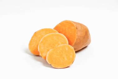 Tarla yetiştirilmiş organik tatlı patates yumrusu dokulu arka planda kompozisyonda. Masadaki yenilebilir tüberküloz kökü sebzesi. Temiz yeme konsepti. Arkaplan, kapat, düz yat, üst manzara.