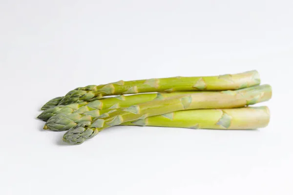 Ένα Μάτσο Ωμοί Σπαραγγιών Απομονωμένοι Λευκό Βρώσιμα Φύτρα Asparagus Officinalis — Φωτογραφία Αρχείου