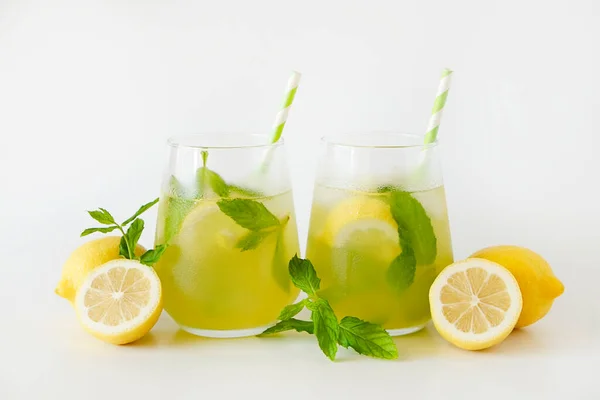 Dos Vasos Refrescante Bebida Mojito Sin Alcohol Con Rodajas Limón —  Fotos de Stock