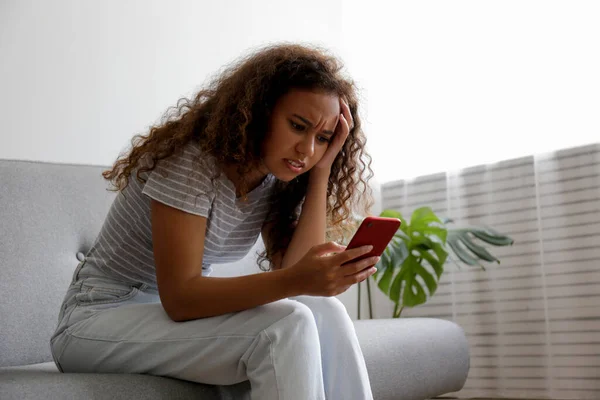 Ritratto Giovane Bella Donna Nera Con Espressione Facciale Depressa Seduta — Foto Stock