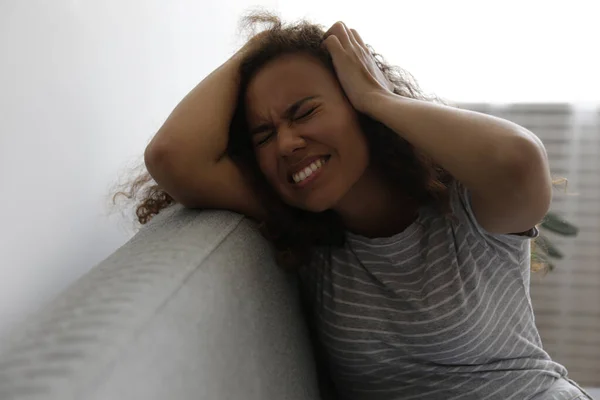 Retrato Jovem Bela Mulher Negra Experimentando Enxaqueca Excruciante Agarrando Cabeça — Fotografia de Stock