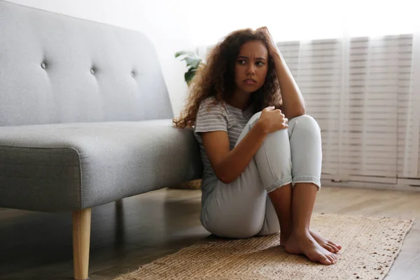 Портрет Молодой Красивой Черной Женщины Депрессивным Выражением Лица Сидящей Диване — стоковое фото