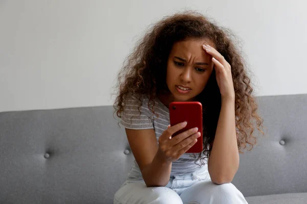 Yüzünde Depresif Bir Ifade Olan Gri Tekstil Kanepesinde Oturan Telefonunu — Stok fotoğraf