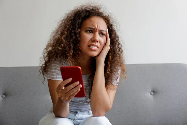 Ritratto Giovane Bella Donna Nera Con Espressione Facciale Depressa Seduta — Foto Stock