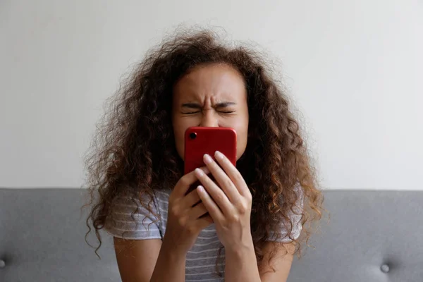 Yüzünde Depresif Bir Ifade Olan Gri Tekstil Kanepesinde Oturan Telefonunu — Stok fotoğraf