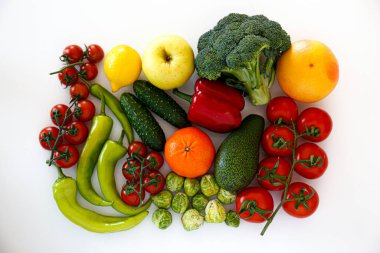 Temiz sağlıklı yeme alışkanlıkları konsepti. Meyve, sebze ve sebze karışımı, sulu organik detoks smoothie malzemeleri, izole edilmiş arka plan. Vejetaryen diyet yemeği. Düz konum, boşluk kopyala, üst görünüm.