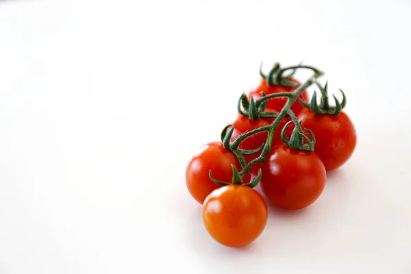 Rama Hermosos Jugosos Tomates Rojos Cereza Orgánica Sobre Fondo Blanco — Foto de Stock