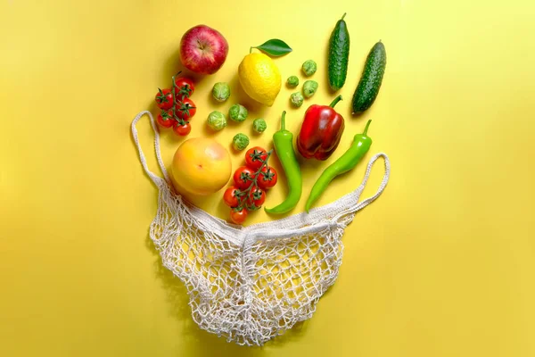 Bunch Van Gemengde Biologische Groenten Fruit Groenten Herbruikbare Katoenen Nettas — Stockfoto