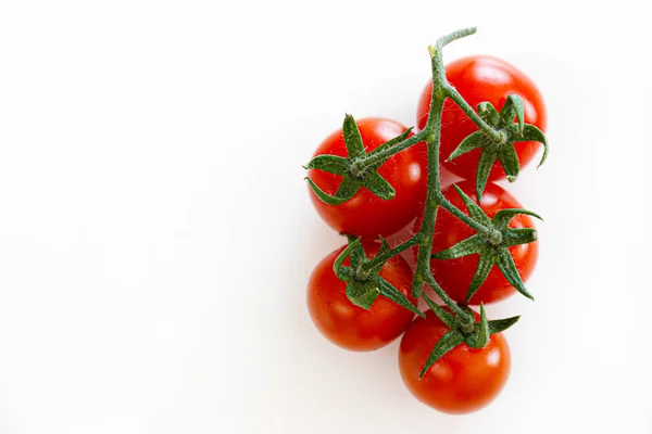 Ramo Belos Tomates Cereja Vermelhos Orgânicos Suculentos Fundo Branco Vista — Fotografia de Stock