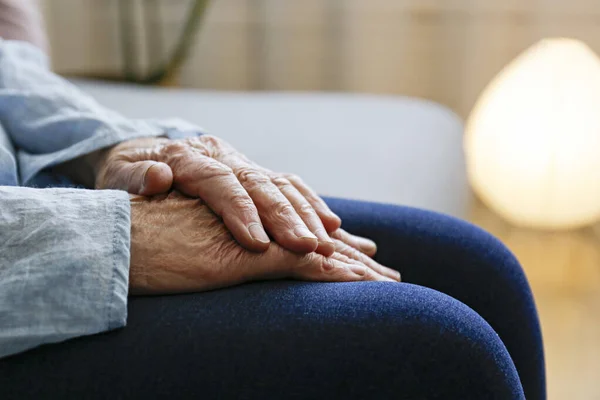 Mujer Anciana Sentada Sola Casa Con Las Manos Dobladas Sus — Foto de Stock