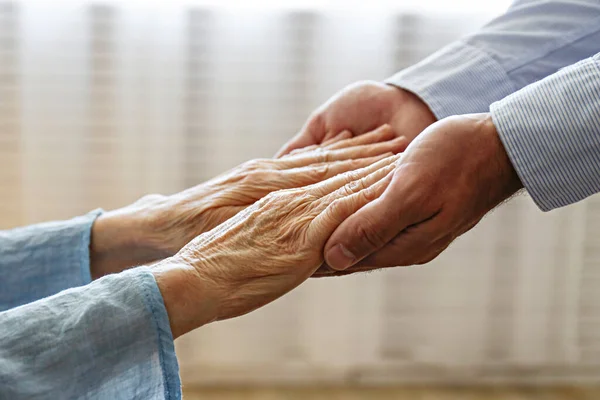 Idős Idősek Otthonában Kap Segítséget Kórházi Ápolónőtől Közelkép Idős Ráncos — Stock Fotó
