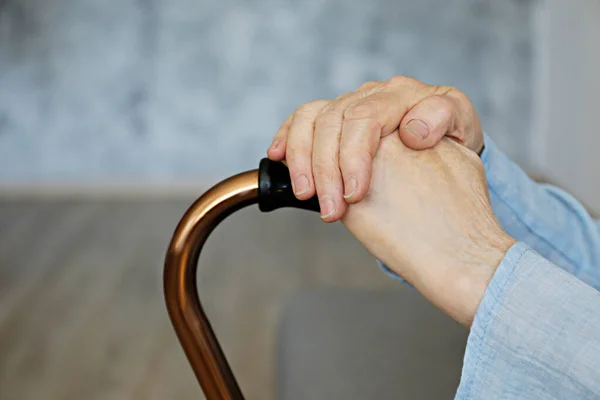 Mujer Anciana Sentada Habitación Del Hogar Ancianos Sosteniendo Bastón Cuádruple — Foto de Stock