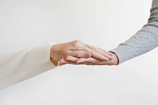 Großmutter Bekommt Hilfe Von Ihrer Enkelin Hause Nahaufnahme Einer Älteren — Stockfoto