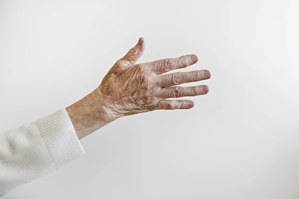 将老年妇女的手在孤立的白色背景上剪下来的照片 被无法辨认的老妇人擦伤的手掌 复制文字空间 — 图库照片