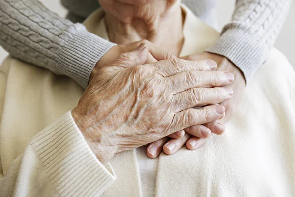 Volwassen Vrouw Bejaarde Zorginstelling Krijgt Hulp Van Ziekenhuispersoneel Verpleegkundige Oudere — Stockfoto