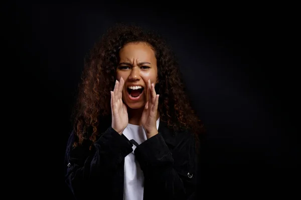 Portrait Jeune Belle Femme Noire Debout Dans Obscurité Montrant Des — Photo