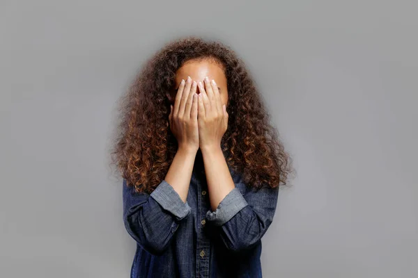 Portrait Jeune Belle Femme Noire Debout Sur Fond Gris Isolé — Photo