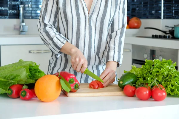 Tiro Cortado Mulher Irreconhecível Cortando Várias Frutas Legumes Ervas Verduras — Fotografia de Stock