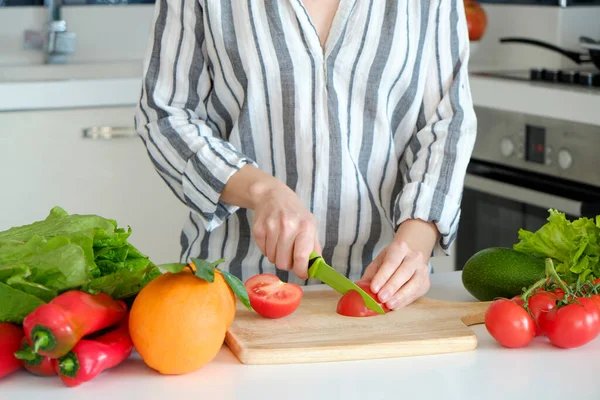 Tiro Cortado Mulher Irreconhecível Cortando Várias Frutas Legumes Ervas Verduras — Fotografia de Stock