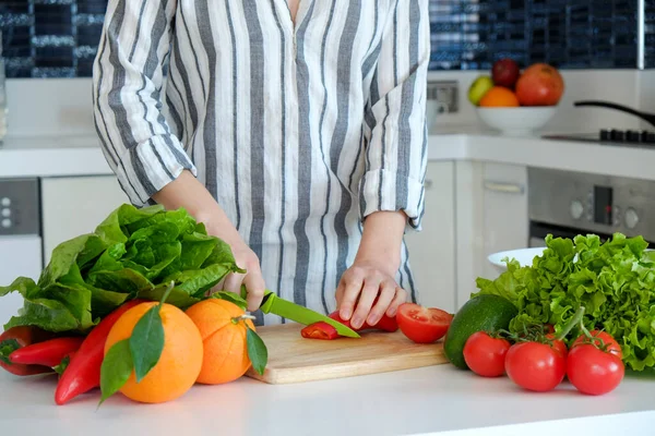 Tiro Cortado Mulher Irreconhecível Cortando Várias Frutas Legumes Ervas Verduras — Fotografia de Stock