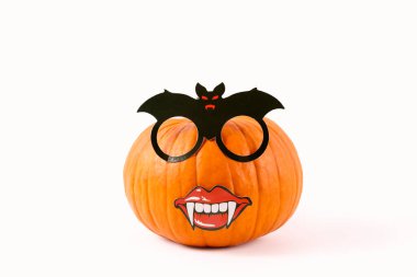 Parlak arka planda izole edilmiş tek bir klasik turuncu balkabağı yakın plan resmi. Sonbahar tatillerinin bir sembolü olarak, metin için bir sürü kopya alanı var..