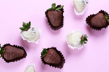 Romantik bir jest olarak çeşitli çikolata kaplı çilekler. Klas tatlı çöl, koyu renkli böğürtlen ve beyaz çikolata. Kapat, boşluğu kopyala, üst görünüm, izole arkaplan.