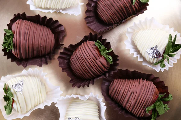 Romantik Bir Jest Olarak Çeşitli Çikolata Kaplı Çilekler Klas Tatlı — Stok fotoğraf