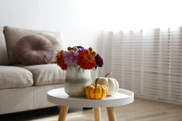 Leere Wohnung Mit Minimalistischem Interieur Couchtisch Mit Herbstlichem Bouquet Einer — Stockfoto