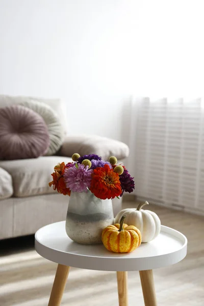 Leere Wohnung Mit Minimalistischem Interieur Couchtisch Mit Herbstlichem Bouquet Einer — Stockfoto