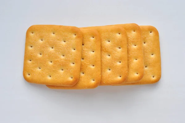 Cinco Piezas Galletas Saladas Apiladas Una Encima Otra Sobre Fondo — Foto de Stock