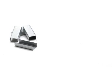 Beyaz arkaplanda zımba için metal zımbalar