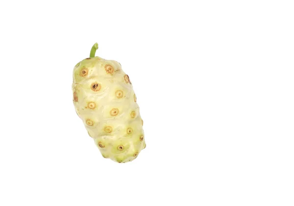 Beyaz arka planda Noni veya Morinda Citrifolia meyveleri.