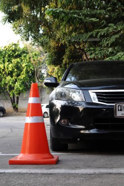 Park yerine park etmiş siyah bir araba..