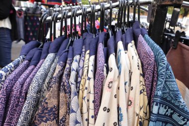 Çamaşır ipinde asılı renkli elbiseler.