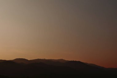 Dağlarda sisli gün doğumu