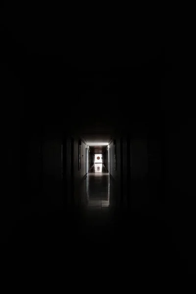 Длинный Коридор Туннель Заброшенном Промышленном Здании Привидениями Свет Конце Туннеля — стоковое фото