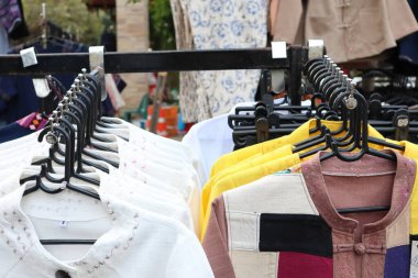 Çamaşır ipinde asılı renkli elbiseler.