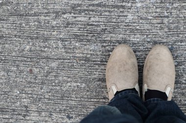 Bir adamın bacaklarının ve ayakkabılarının en üst görüntüsü. Sokak kıyafetleri moda.