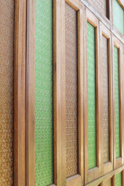 Arkaplan için güneş ışığı olan cam pencerenin rengi