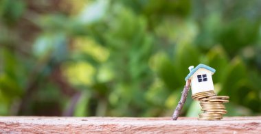 Tahta altına yardım eder para ahşap masa üzerine bulanık doğal arka plan.