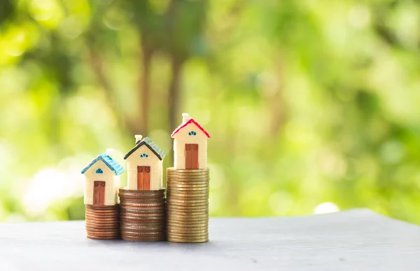 Ev ve madeni paralar ev almak için birikir. Emlak yatırımı ve konut kredisi finansal konsepti