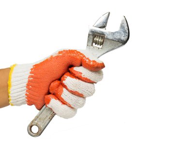 Beyaz arka planda izole edilmiş ayarlanabilir anahtarı tutan bir adamın yakın görüntüsü. Tamirci ve tamirci. Tamirci. Diy konsepti. Araçlar ve araçlar.
