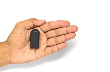 Beyaz arkaplanda siyah silgiyi tutan el..