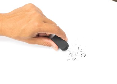 Beyaz arkaplanda siyah silgiyi tutan el..